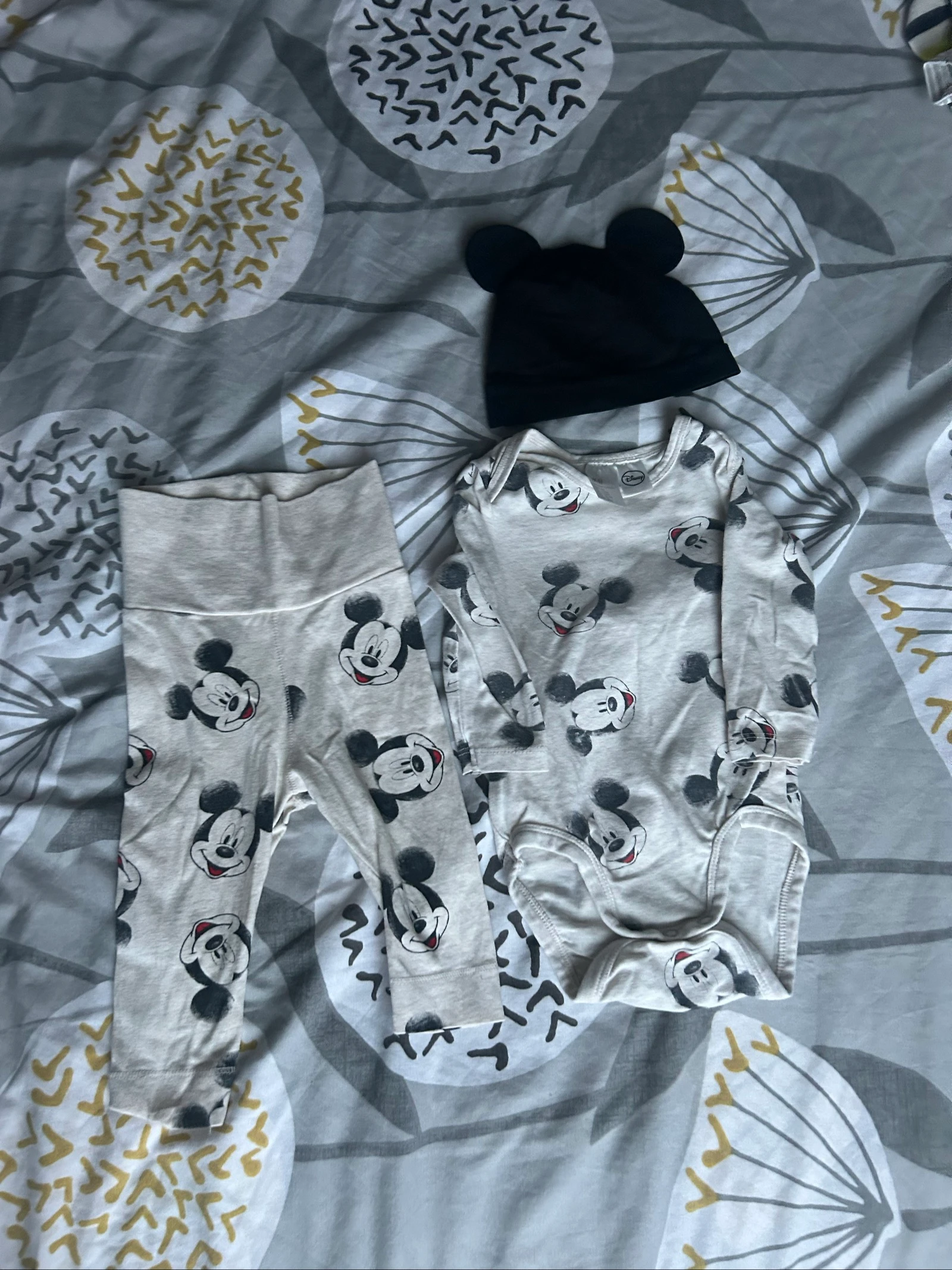 Ensemble 3 pièces Mickey ( bodie , legging , bonnet ) 2/4 mois 